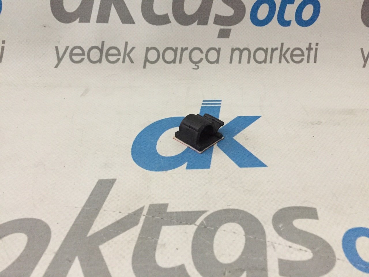 BAGAJ TESİSAT TIRNAĞI YAPIŞKANLI